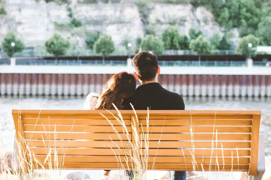 Benching: Was steckt hinter diesem Dating-Phänomen?