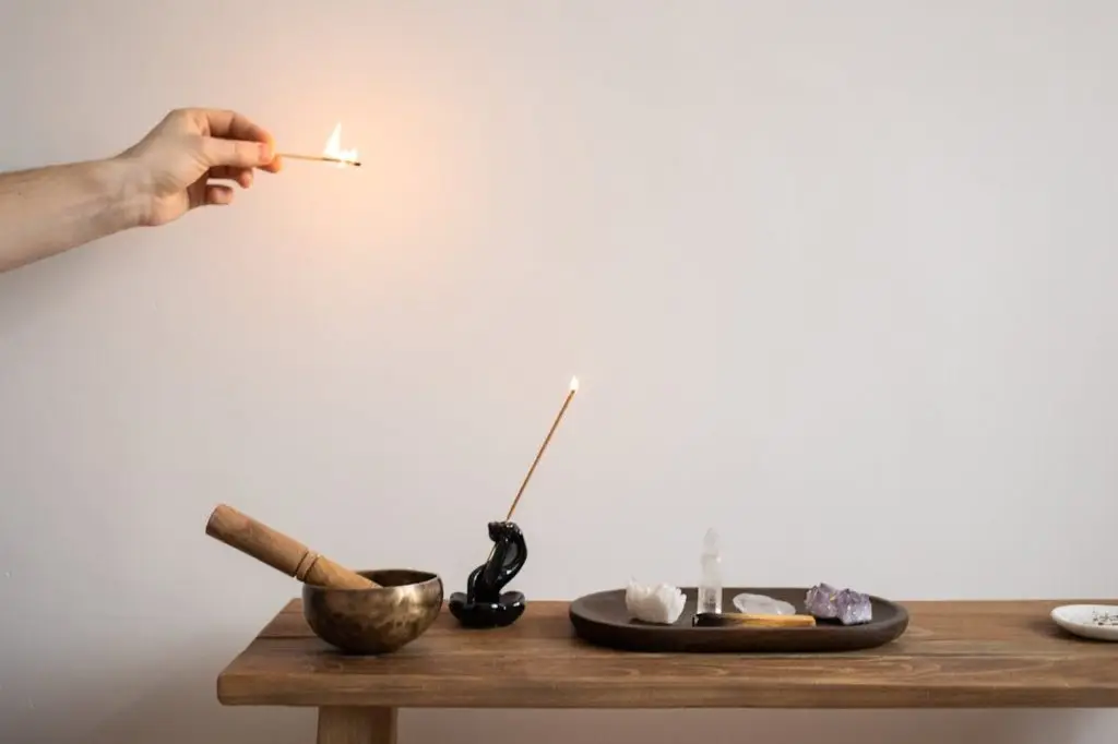 Spirituelle Reinigungstechniken: Räucherstäbchen, Kristalle und Salz