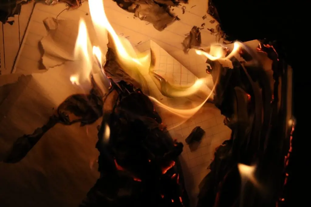 Loslass-Ritual: Brief Verbrennen – Alte Lasten loslassen