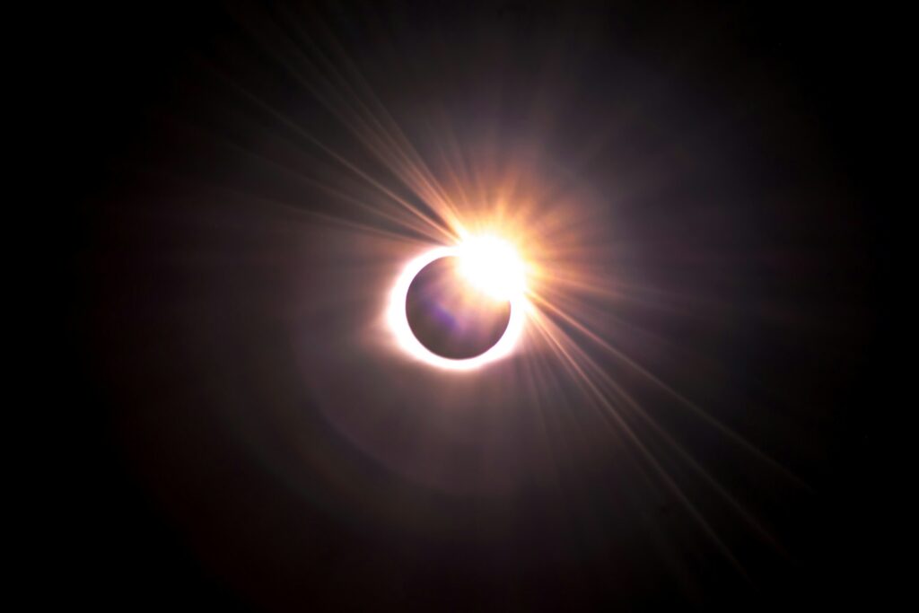 Finsternisse astrologisch deuten: Ein Blick auf Sonne und Mond im Wandel